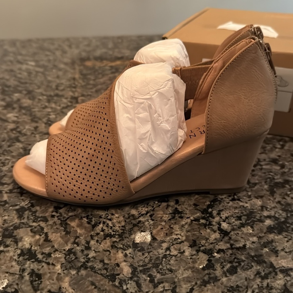 Journee Collection Aretha Taupe peep toe wedge NIB 5.5 - Picture 4 of 9